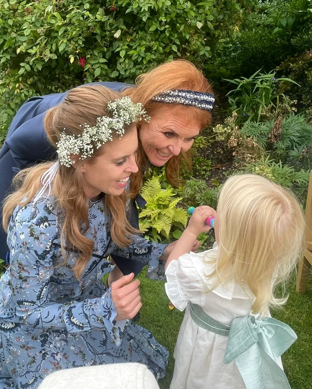 Trei generații într-o singură fotografie: Sarah Ferguson, fiica ei, Prințesa Beatrice, și nepoata ei, Sienna. FOTO: Instagram