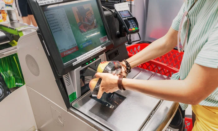 Casa de marcat self scan - hipermarket FOTO Shutterstock