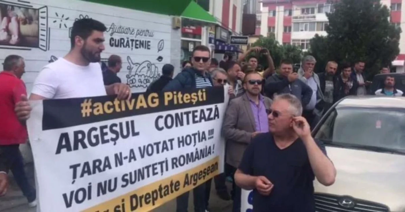 Ion Mihai Bica (primul din stânga), protestatarul care a învins Jandarmeria FOTO: Digi 24
