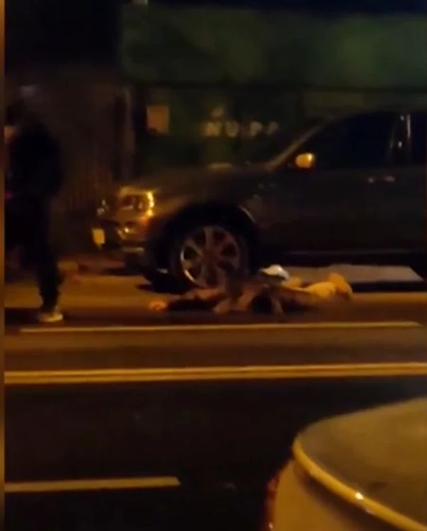 
    Taximetristul îl loveşte pe tânăr şi pleaca liniştit la maşina luifoto: captură video Antena 1  