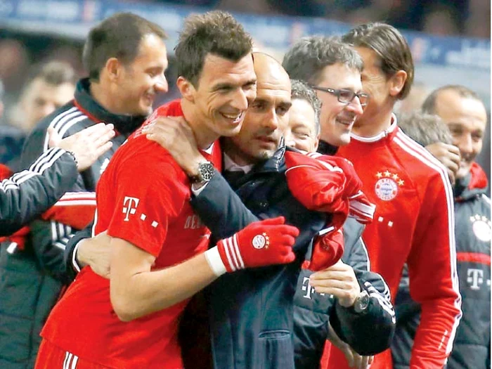 
    Guardiola şi-a felicitat  jucătorii după victoria care a adus un nou titlu la München  