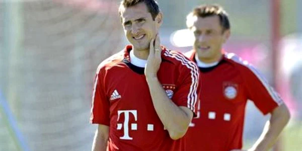 Klose (stânga), este unul dintre jucătorii care ar putea părăsi din vară pe Bayern 
