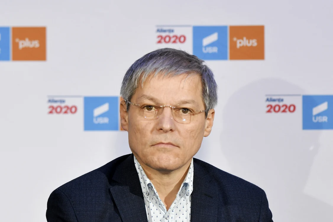 
     Dacian Cioloș îi arată cu degetul pe foștii premieri care trăgeau din țigară în spații închise Foto: Mediafax  