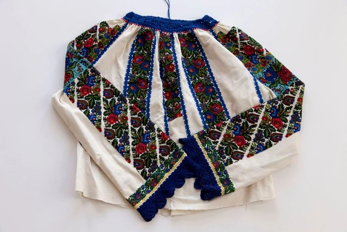 Costum popular al Smarandei Brăescu (© Marius Amarie, fototeca MNIR)