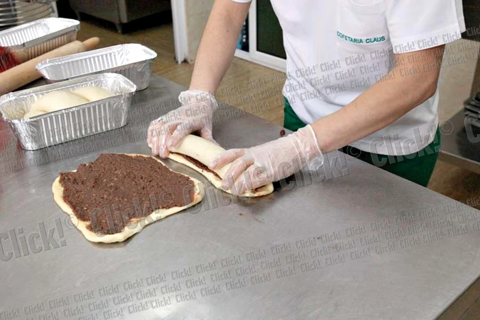 Cristina, Cosmina  şi Maria fac nişte  cozonaci buni de  te lingi pe degete (Fotografii: Florin Şuler )