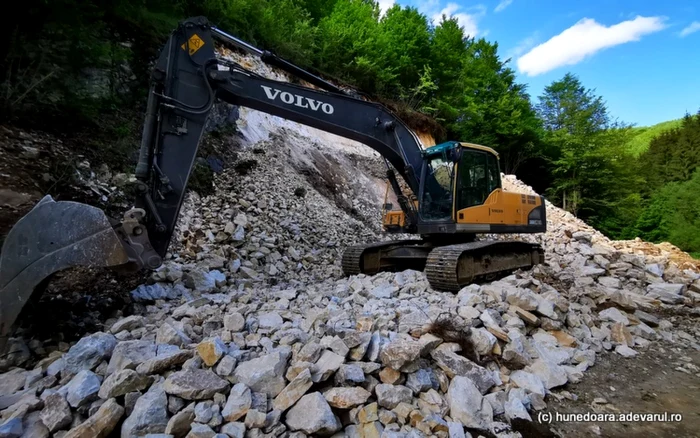 Viitoarea şosea spre Vârful Muncelu în şantier. Foto: Daniel Guţă. ADEVĂRUL