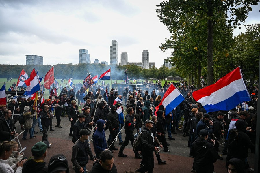 Proteste violente ale extremei drepte la Haga. Manifestanții au aruncat cu torțe și fumigene, poliția a răspuns cu tunuri cu apă