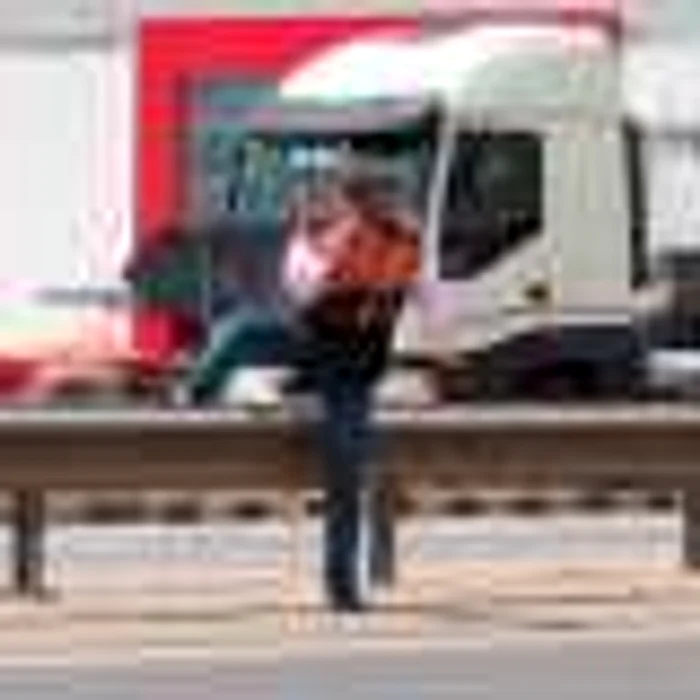 VIDEO La o pizza direct peste autostradă