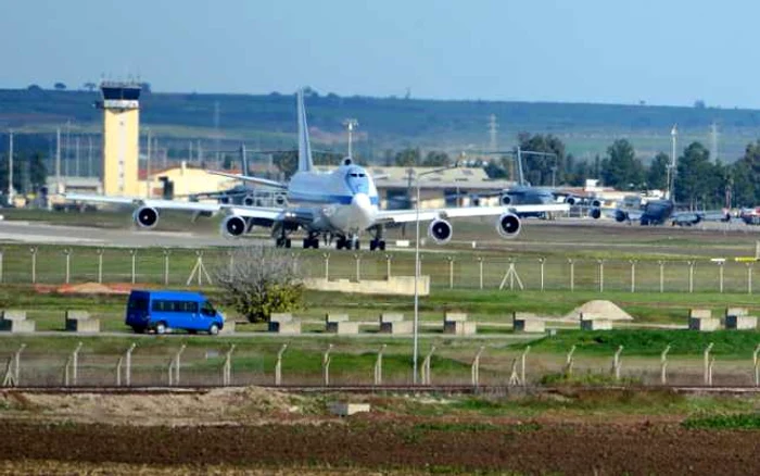 Baza aeriană de la Incirlik va fi folosită în curând pentru lansarea unor atacuri împotriva organizaţiei Statul Islamic FOTO worldbulletin.net