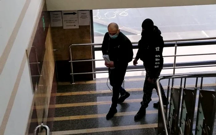 
    Gheorghe Creţu, adus în lanţuri la Tribunal de poliţiştii SAAS  Foto: adevarul.ro  