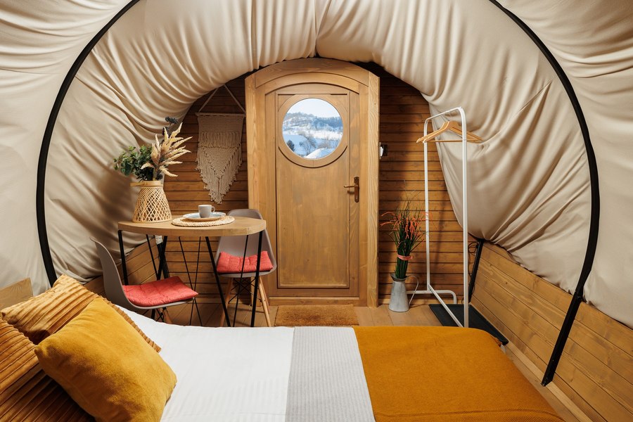 Căruțele cu coviltir, ultima modă în glamping. Cum arată „casele pe roți” care oferă cazare de lux FOTO