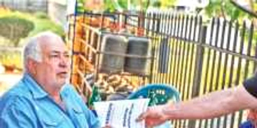 Echipa de campanie l-a umplut de pliante anti-Băsescu pe Tudor Copăcel. El le-a primit cu bucurie, chiar dacă e tobă de politică