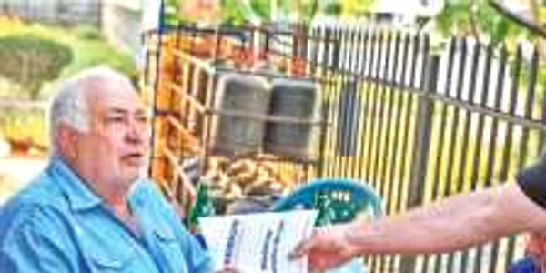 Echipa de campanie  l-a umplut de pliante  anti-Băsescu pe Tudor Copăcel.  El le-a primit  cu bucurie, chiar  dacă e tobă de politică