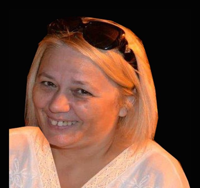 O femeie a murit în urma unui accident stupid. Prietena sa aflată la volan a încurcat frâna cu accelerația și a trecut cu mașina peste ea