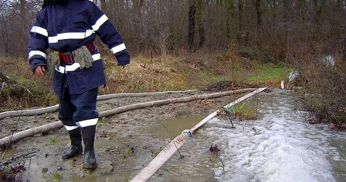 Ploile constante din ultimele săptămâni au provocat inundaţii. FOTO: Arhivă