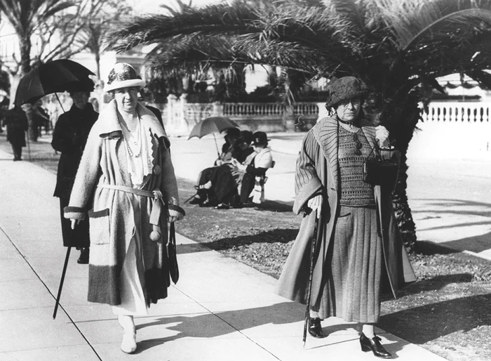 Doamne din înalta societate londoneză, la plimbare pe Promenade des Anglais în 1930