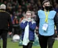 Cristiano Ronaldo i-a daruit tricoul său unei fetiţe. FOTO EPA-EFE