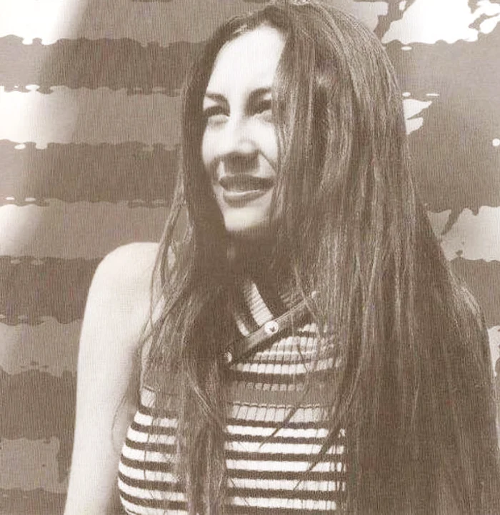 În anul 2000, Andra era mult mai slabă, purta părul mai lung și avea un look mai natural