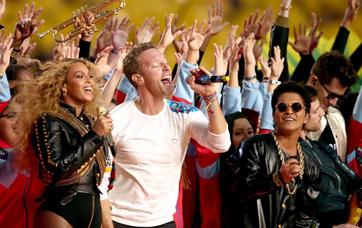 Coldplay, Beyonce și Bruno Mars "au furat" toată atenția la Super Bowl 50