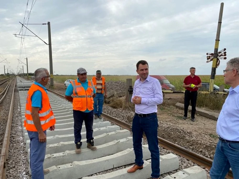 
    Ministrul Transporturilor, Cătălin Drulă, a verificat cum merg lucrările la calea ferată Buzău-Făurei  