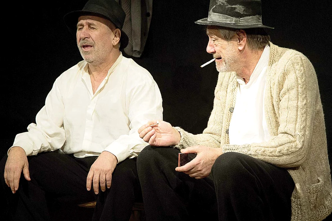 «Păi...despre ce vorbim noi aici, domnule?»  “Teatrul Act” - Marcel Iureş (foto dreapta) fumează în rolul lui Ilie Moromete
