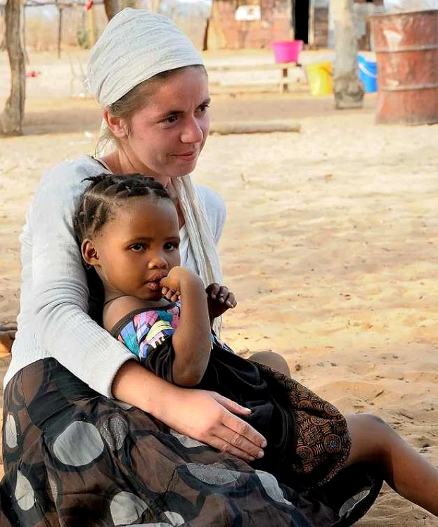 Tineri români Africa