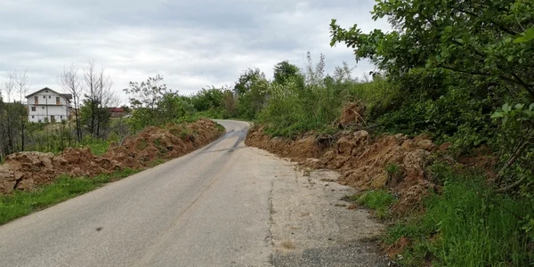 alunecare de teren pe drumul spre cetatile dacice foto daniel guta adevarul