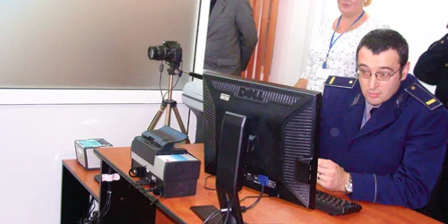 Funcţionarii de la paşapoarte încă eliberează documente în format vechi.