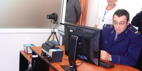 Funcţionarii de la paşapoarte încă eliberează documente în format vechi.