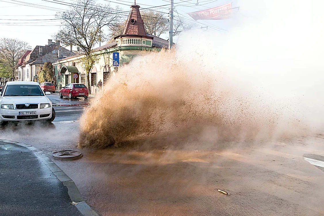 
    Două maşini s-au ciocnit din cauza “duşului” cu apă fierbinteFoto: Mariana Constandache  