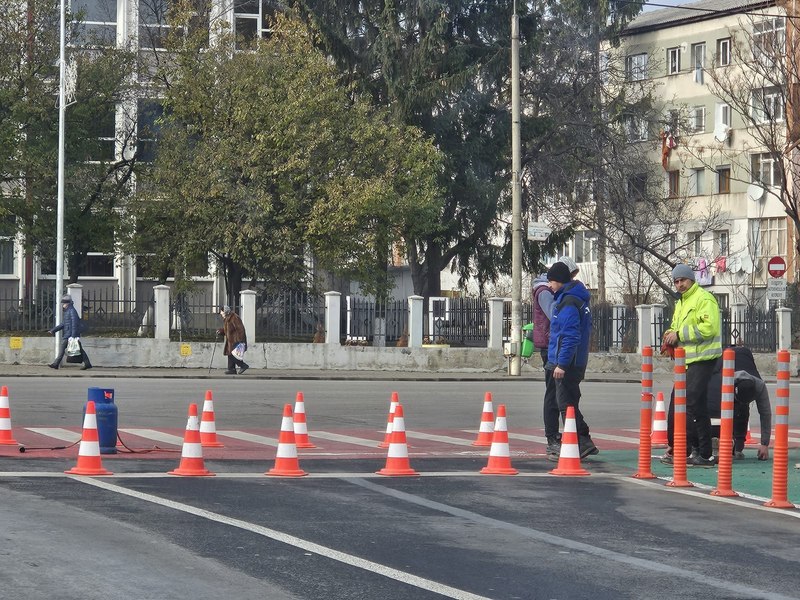 „Meșterul Dorel” pârlește ca pe porc vopseaua cu care sunt refăcute, pe timp de ploaie, trecerile de pietoni din Bacău FOTO