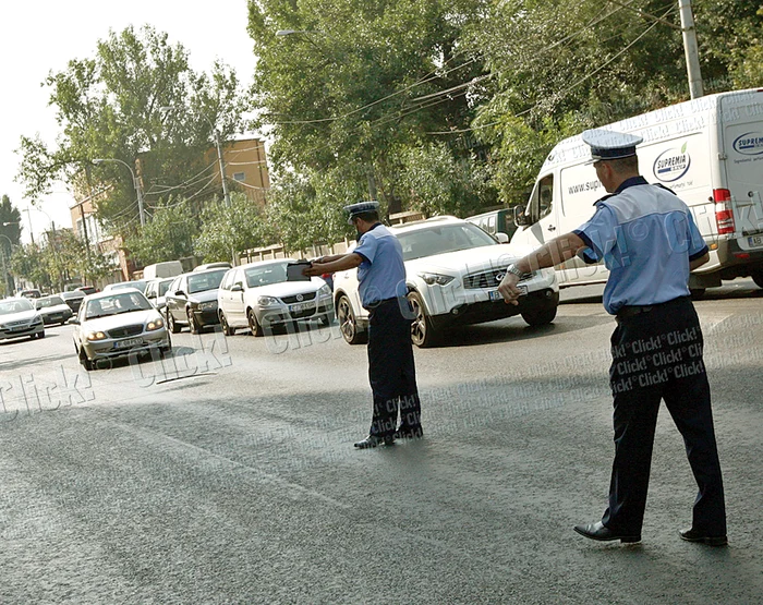 
    Poliţiştii au reţinut joi 40  de permise pe Calea Griviţei  
