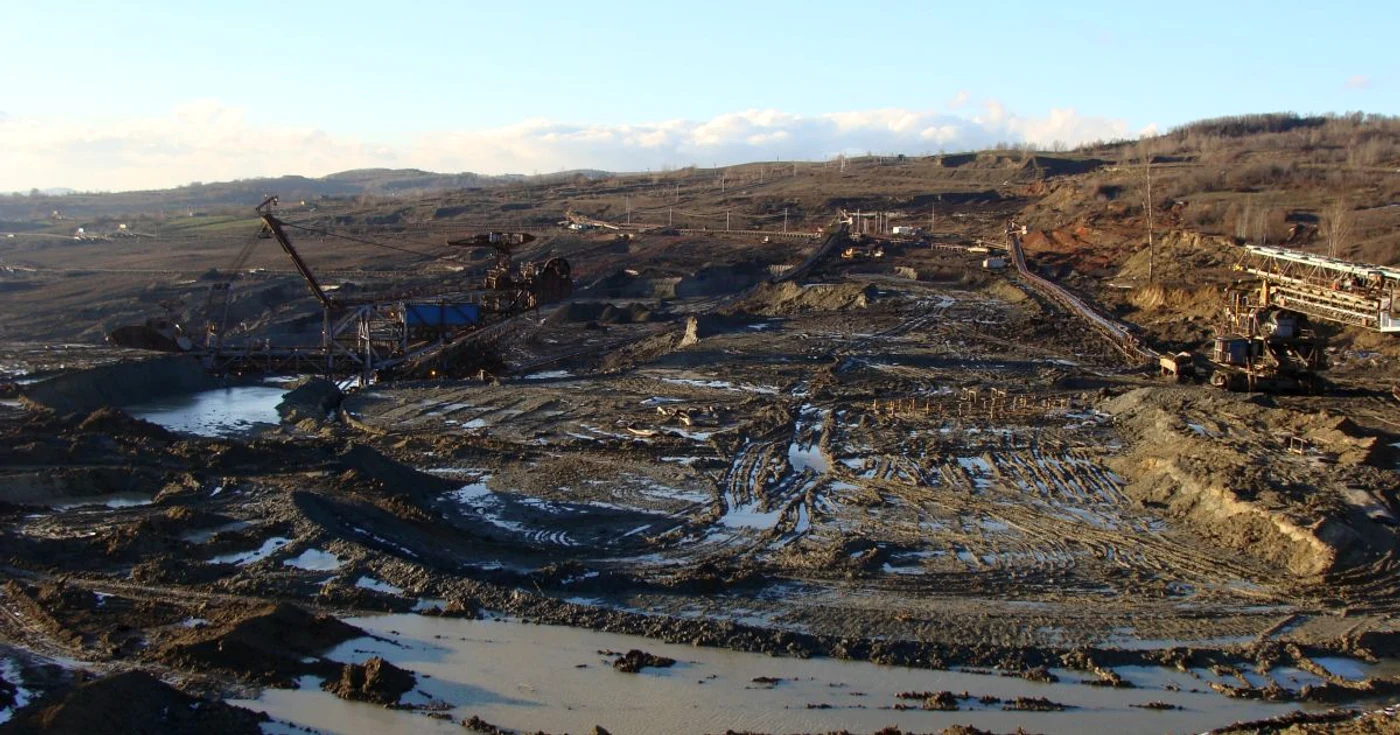 Excavatoarele gigant au distrus drumul catre satul Valea Mare