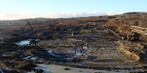 Excavatoarele gigant au distrus drumul catre satul Valea Mare