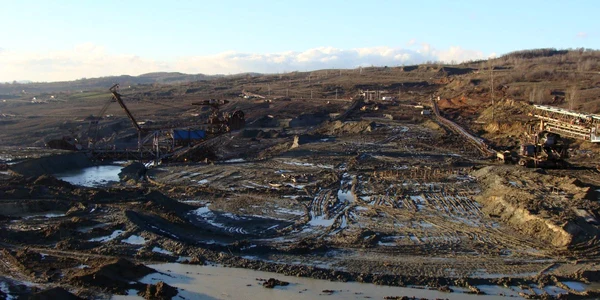 Excavatoarele gigant au distrus drumul catre satul Valea Mare