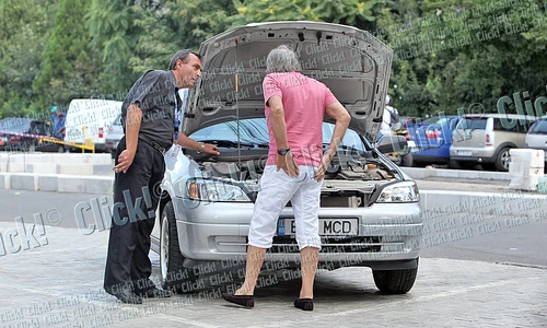 Un bărbat îi explică  lui Mihai care pare  a fi problema maşinii jpeg