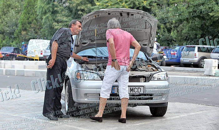 Un bărbat îi explică  lui Mihai care pare  a fi problema maşinii