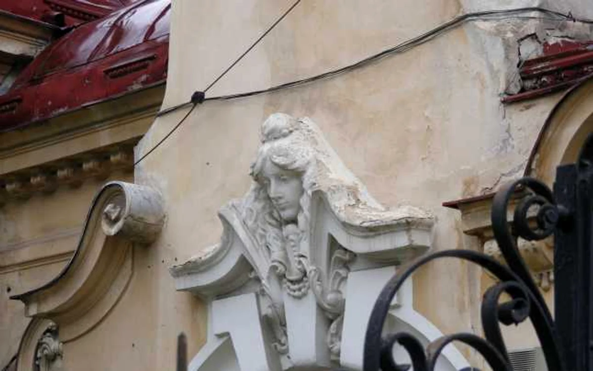 Detaliu de pe faţada Casei Lipatti, monument istoric din centrul Capitalei, imagine sugestivă pentru starea actuală a patrimoniului construit        FOTO: Doinel Tronaru