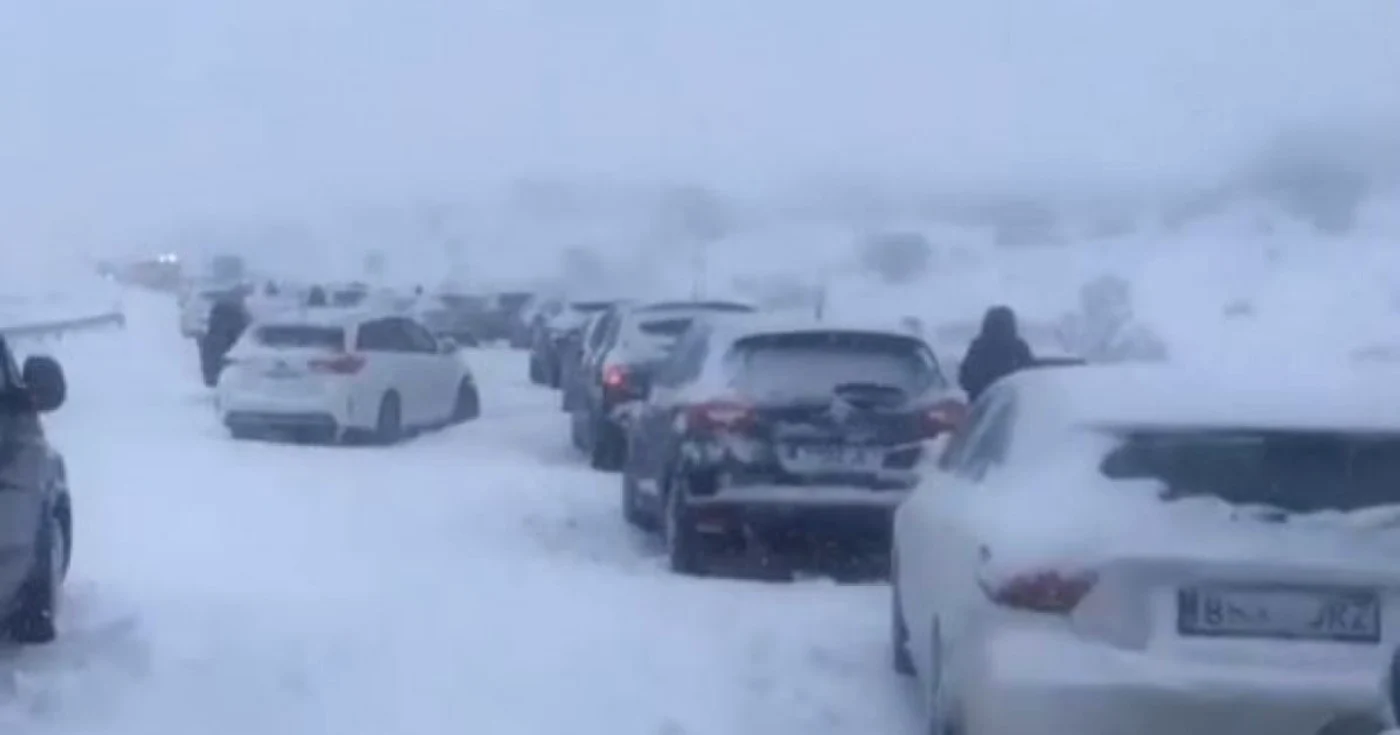 Mii de maşini au rămas blocate pe autostradă peste 12 ore