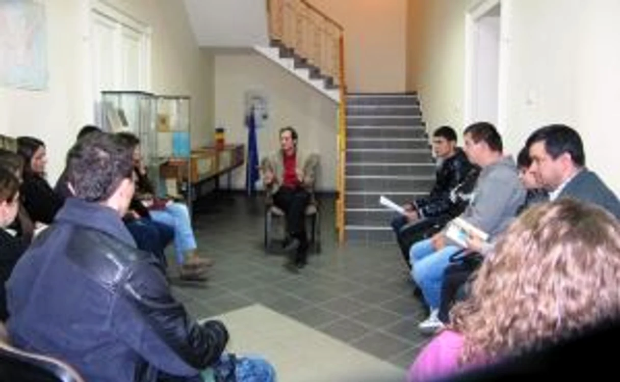 Bibliotecarul Ion Volcu prezintă cărţile tinerilor