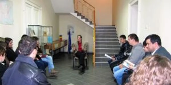 Bibliotecarul Ion Volcu prezintă cărţile tinerilor