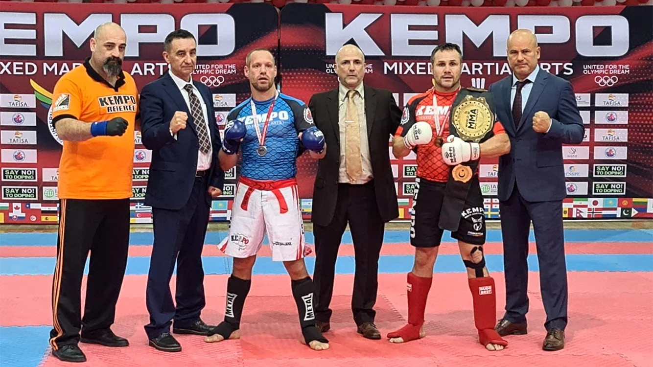 Postura cu care e cel mai obişnuit, cea de campion 
