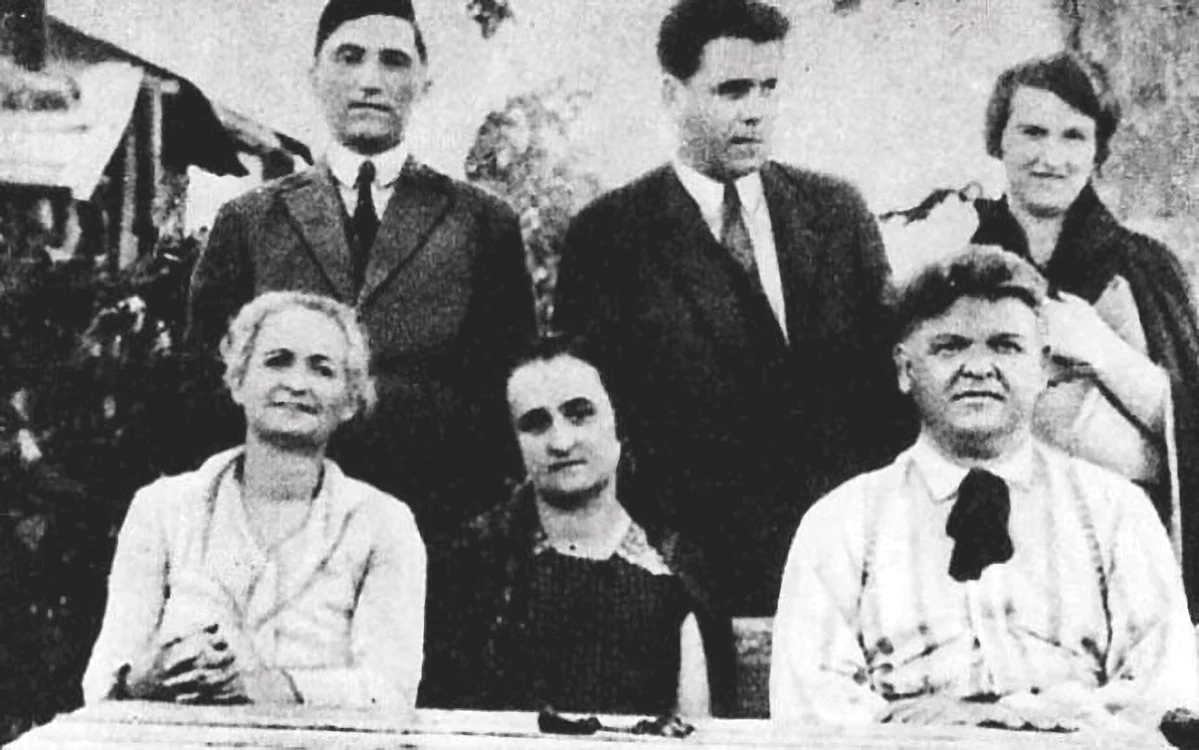 George Topîrceanu (stânga sus) la Iaşi, după Primul Război Mondial