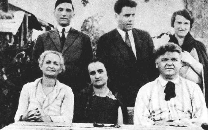 George Topîrceanu (stânga sus) la Iaşi, după Primul Război Mondial