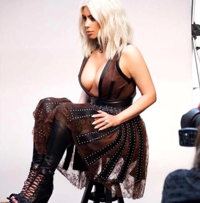Kim Kardashian a ales acest model de cizme la o şedinţă foto pentru revista "Elle"