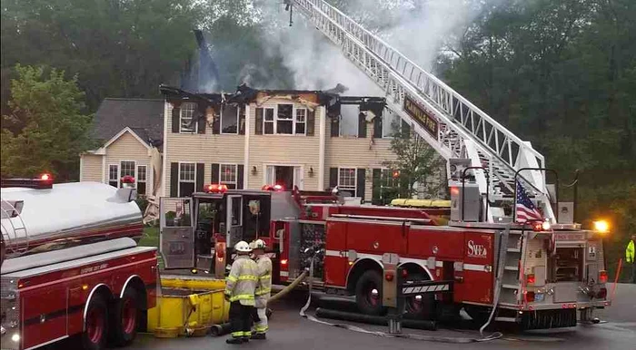 Un avion s-a prăbuşit pe o casă din Massachussets. Tragedia s-a soldat cu trei morţi.Foto: Twitter