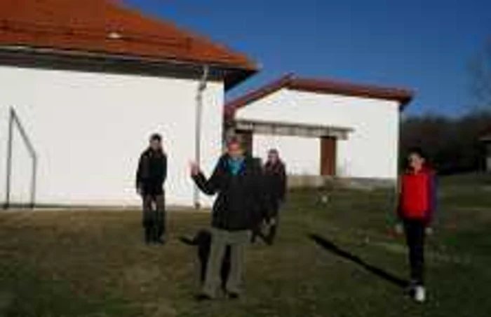 Dascălii şi elevii abia aşteaptă să aibă o şcoală europeană