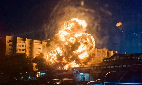 Avioj militar prabusit peste un bloc in Eisk FOTO Twitter 
