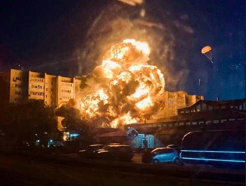 Etajele superioare ale blocului s-au prăbușit FOTO: Twiter