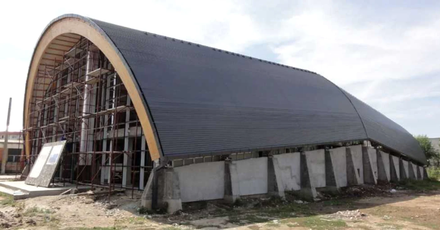 Acoperişul bazinului de înot a fost finalizat